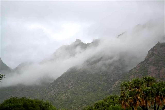 سحب فوق الجبال