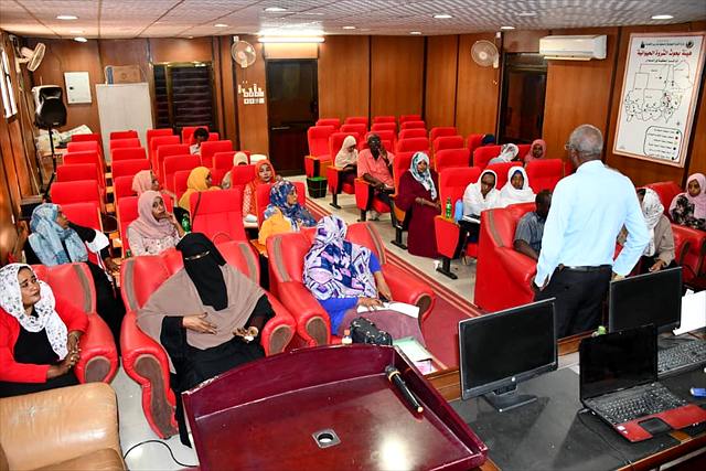 ورشة عمل في قاعة المحاضرات